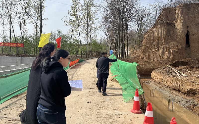 上圖為查看朝陽鎮(zhèn)污水處理廠尾水濕地建設(shè)項目進展情況.png